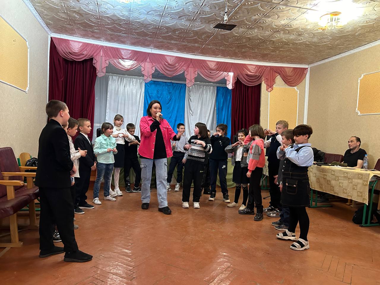В школе Шахтерска прошел концерт Агитбригады «Z».