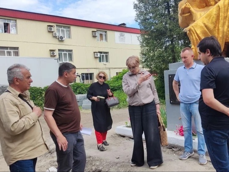 В Ждановке проинспектировали ход реализации проекта по созданию Аллеи памяти Героев.