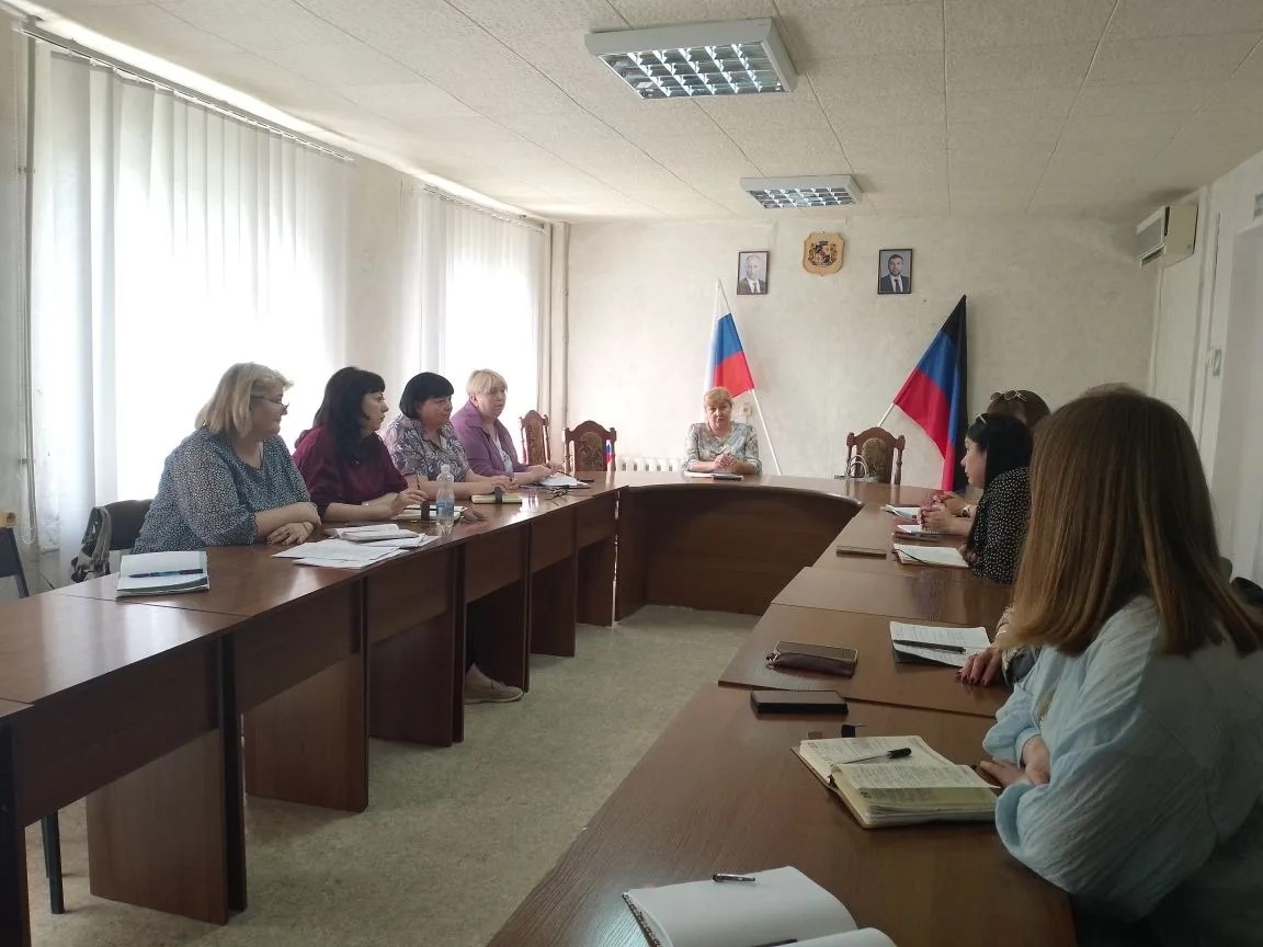 В Шахтерском округе прошло рабочее совещание специалистов управления органов опеки и попечительства.