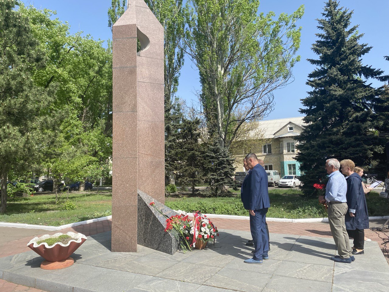 В Шахтерске возложили цветы к памятнику погибшим шахтерам.
