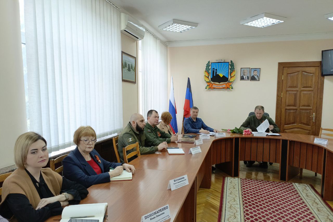 В Шахтерске обсудили вопросы взаимодействия с регионом-шефом и рабочие вопросы жизнедеятельности округа.