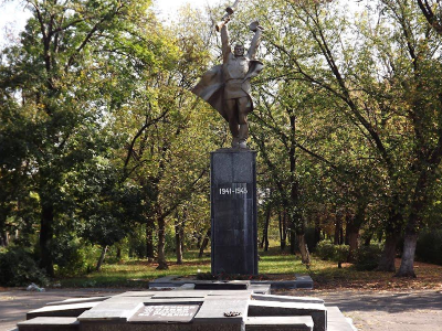Братская могила советских воинов в парке им. Т.Г. Шевченко.