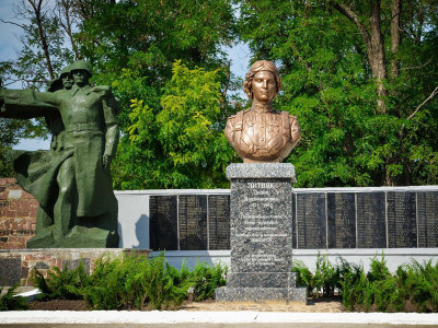 Братская могила советских воинов и памятный знак землякам.
