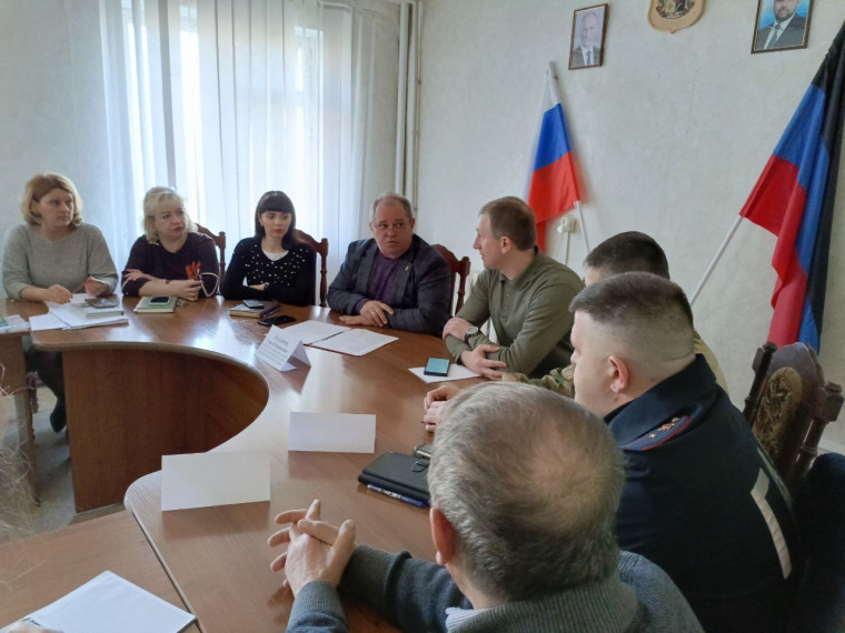 Александр Шатов обсудил вопросы жизнедеятельности Кировского и благоустройство парка.