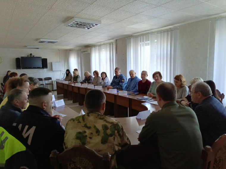 Александр Шатов обсудил вопросы жизнедеятельности Кировского и благоустройство парка.